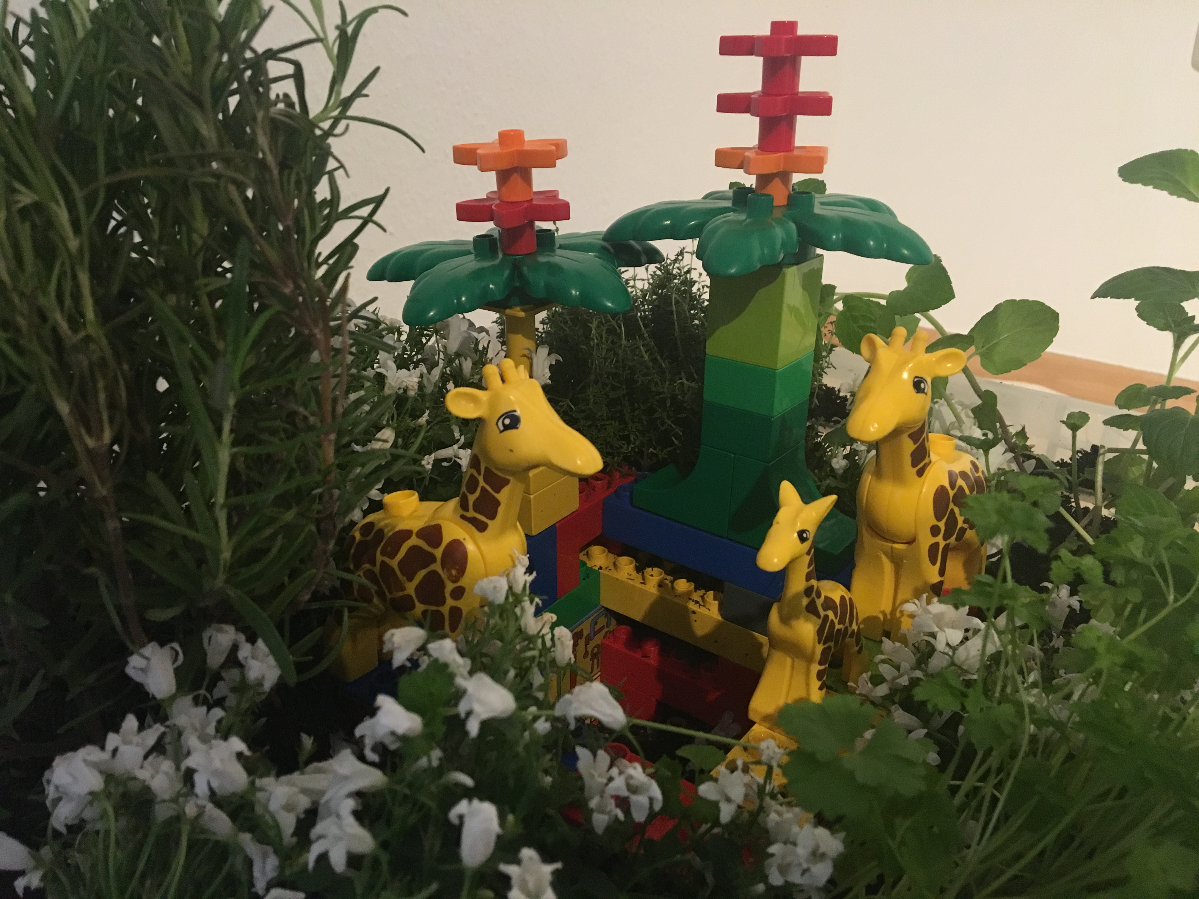Lego-Tier-Varianten der Sprachspinat Wupf-Wurm-Pflanzen-Kiste mit gebrauchten Legosteinen und Tierfiguren