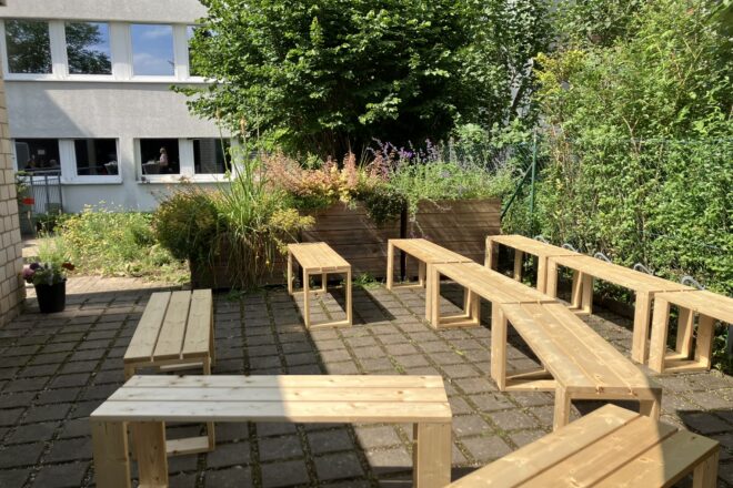 Grüner Lernraum am ZfL mit neuen Bänken, die von den Studierenden gebaut wurden,